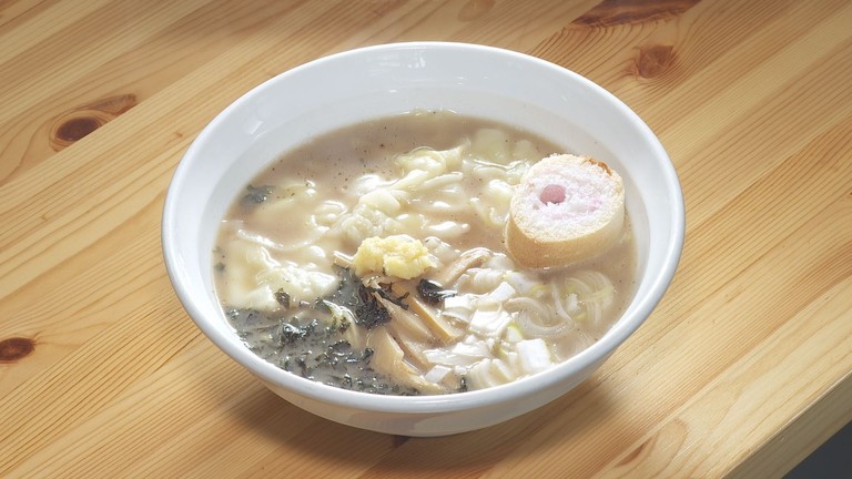 らー麺こぶし本店「あごだしのワンタンそば醤油」