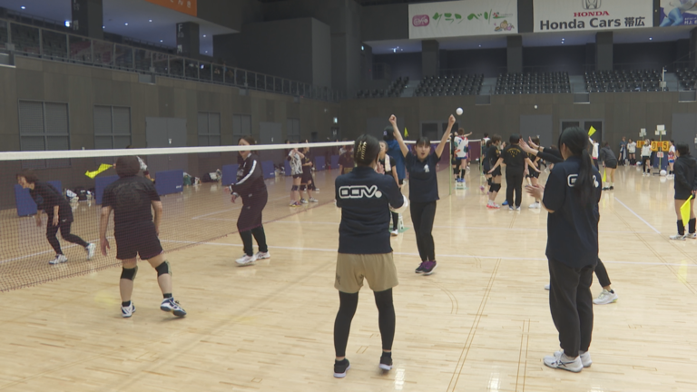 簡単だけど奥が深い！？ミニバレーに挑戦！